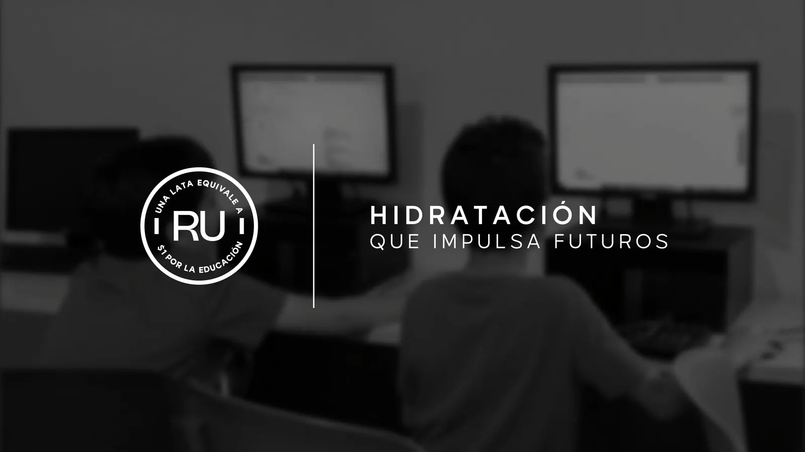 Aula con estudiantes ante sus computadoras y el lema Hidratación que impulsa futuros