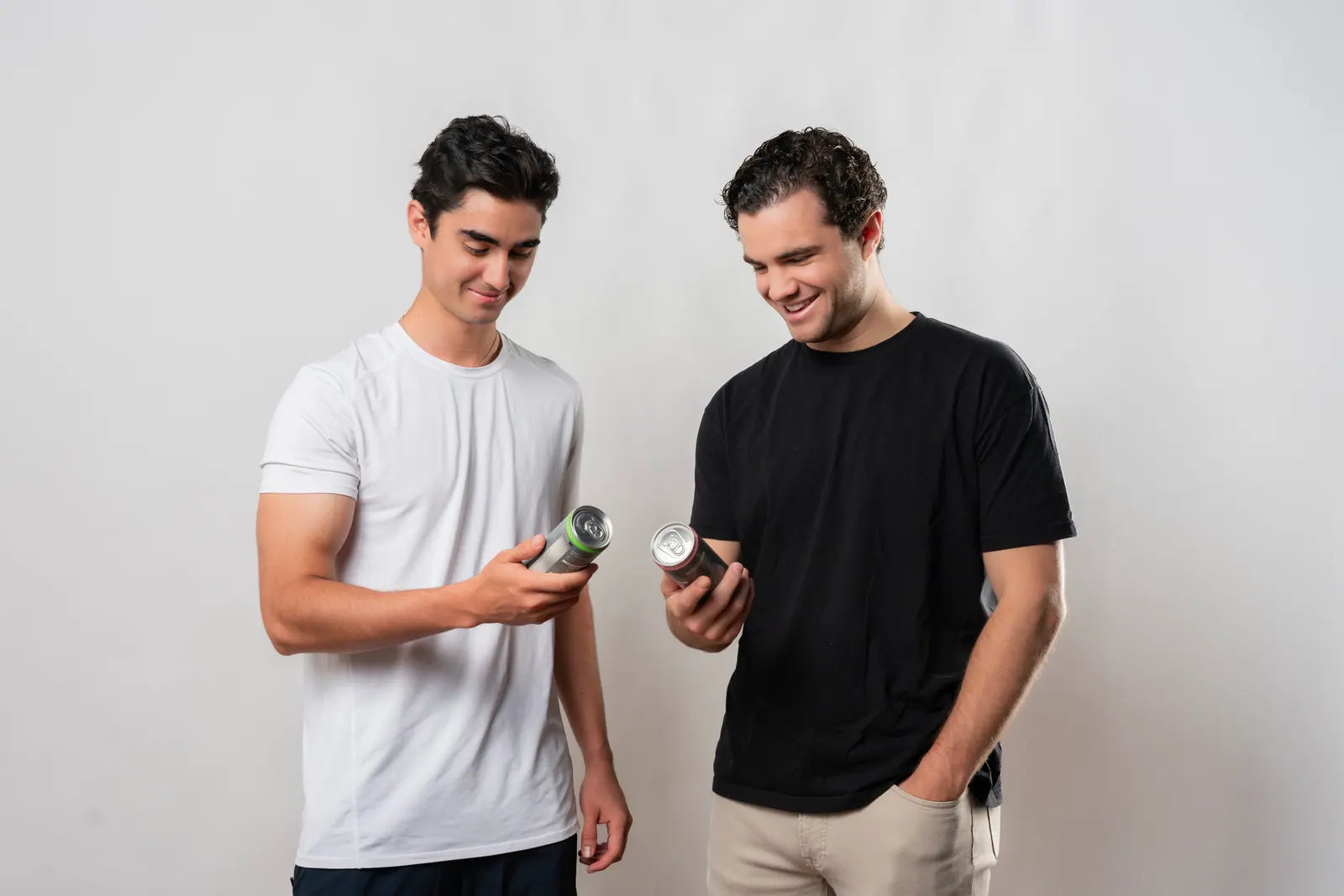 Dos miembros del equipo Rise Up viendo una lata