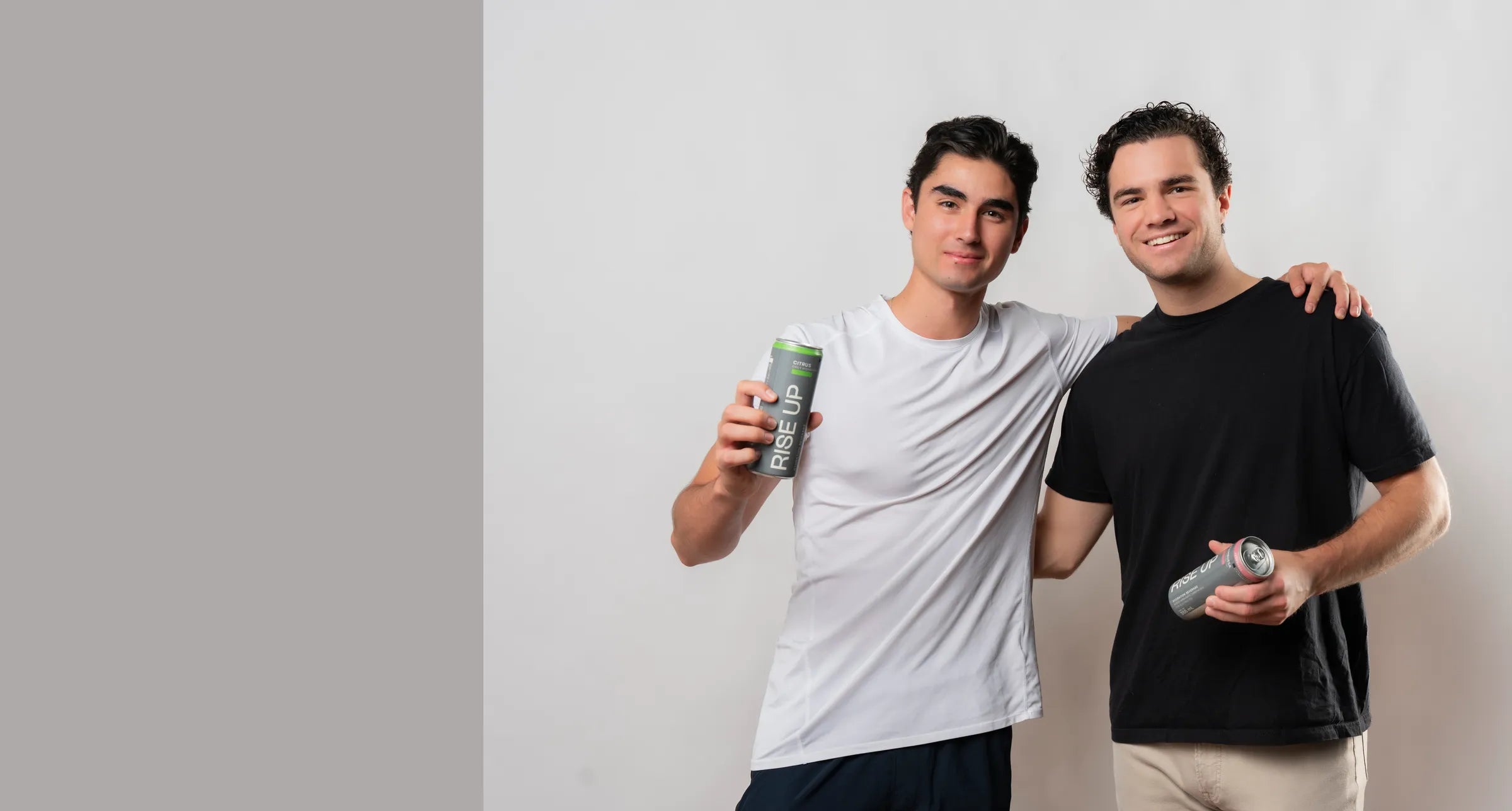 Santiago y Diego, fundadores de Rise Up, con sus latas